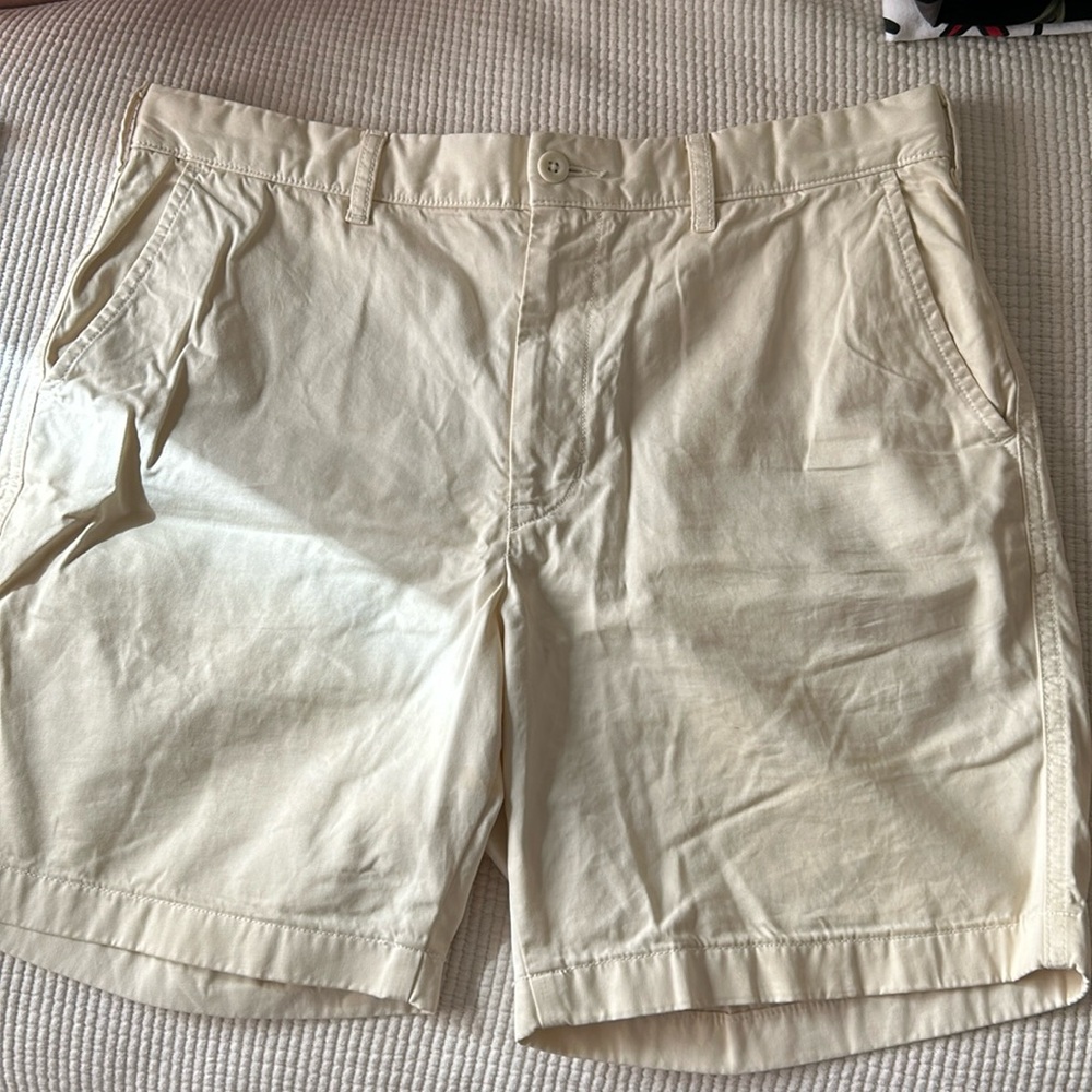 Uniqlo cream khaki shorts Size L